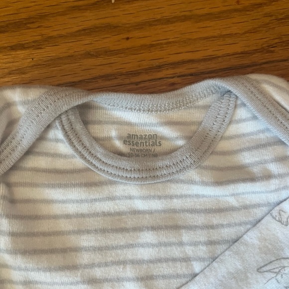 Lot of Gender Neutral Newborn Baby Clothes - Picture 6 of 6